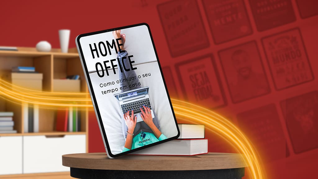 Uma mesa com dois livros deitados e um em pé, este "Home office - Como otimizar o seu tempo em casa". Ao fundo, do lado esquerdo, uma estande de livros e do lado direito a projeção de várias capas de livros.