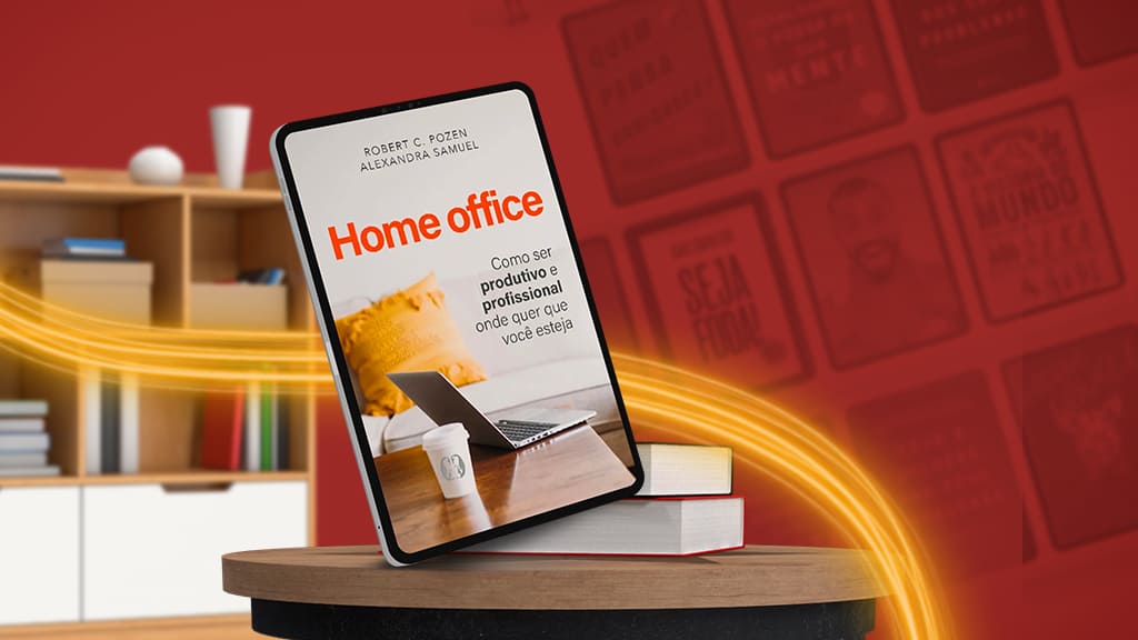 Uma mesa com dois livros deitados e um em pé, este "Home office - Como ser produtivo e profissional onde quer que você esteja". Ao fundo, do lado esquerdo, uma estande de livros e do lado direito a projeção de várias capas de livros.