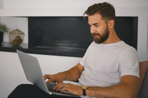Um homem usando o notebook e conectado ao plano de 400 Mega da Desktop