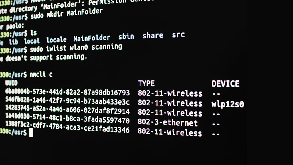Uma tela preta com diversos códigos referente à dados de computador. As letras são brancas.