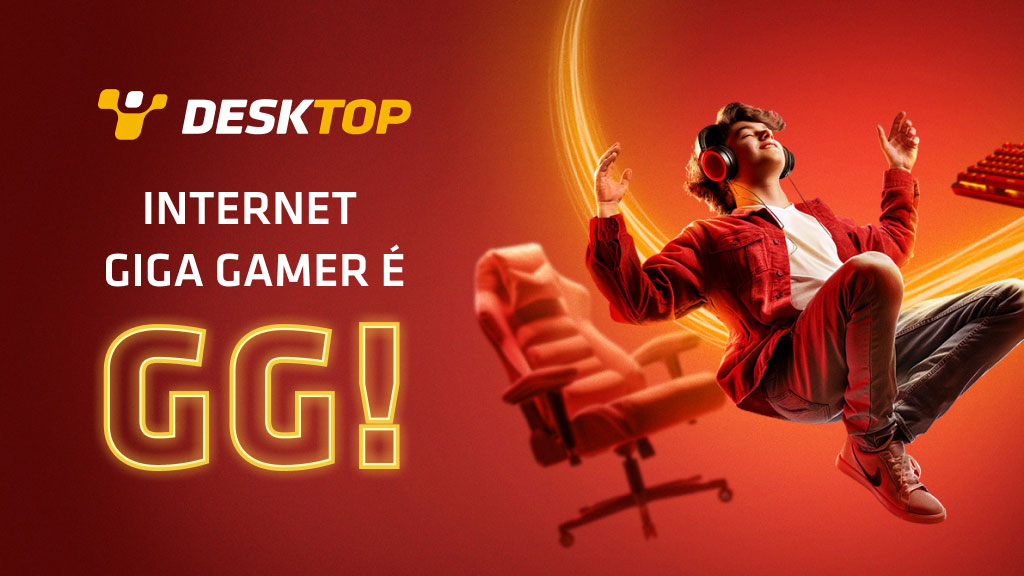 Na imagem, um adolescente, gamer. Ele está flutuando e ao lado dele uma cadeira gamer, um teclado de computador e um microfone. Ao fundo vários filamentos de fibra óptica. No topo da imagem o logo da Desktop e no rodapé a frase "Internet Giga Gamer é GG!".