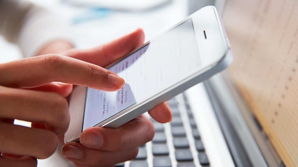 Mãos segurando um celular, representando uma pessoa usuária de dispositivo móvel vítima de crimes cibernéticos.