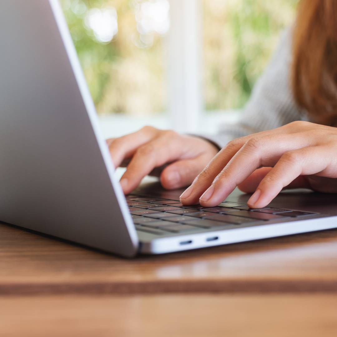 Moça solicitando a Segunda Via do Boleto Desktop