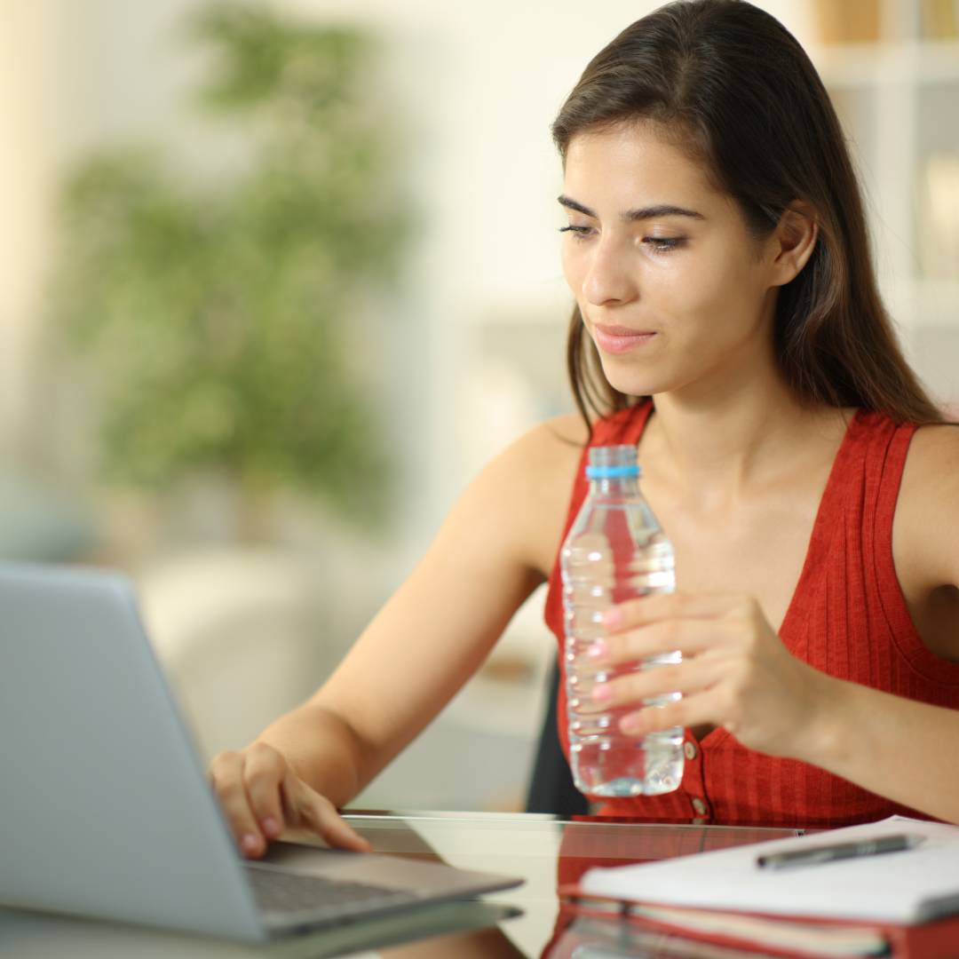 Moça solicitando a Segunda Via do Boleto Desktop