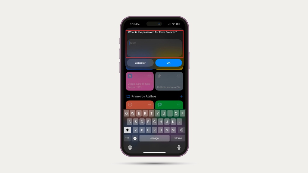 A tela de um celular iPhone com a etapa do passo a passo em que o usuário deve gerar o QR Code para compartilhar o Wi-Fi.