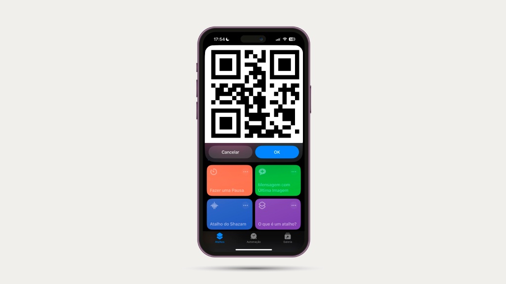 A tela de um celular iPhone com o QR Code para compartilhar o Wi-Fi.