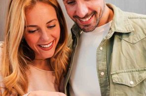 Homem e mulher juntos olhando para a tela dos celulares para compartilhar o Wi-Fi no iPhone.