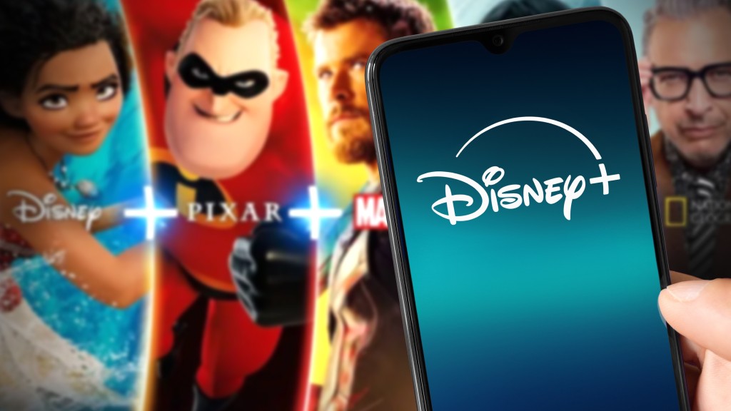 Imagem exige um celular com o app do Disney+ aberto e, ao fundo, as imagens de algumas das produções disponíveis no streaming.