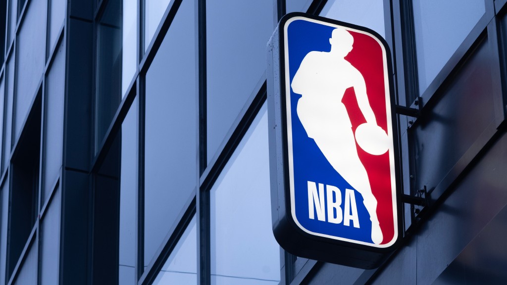 Placa fixada em parede com logo da NBA, representando o app NBA Team Pass, disponível na Desktop Internet