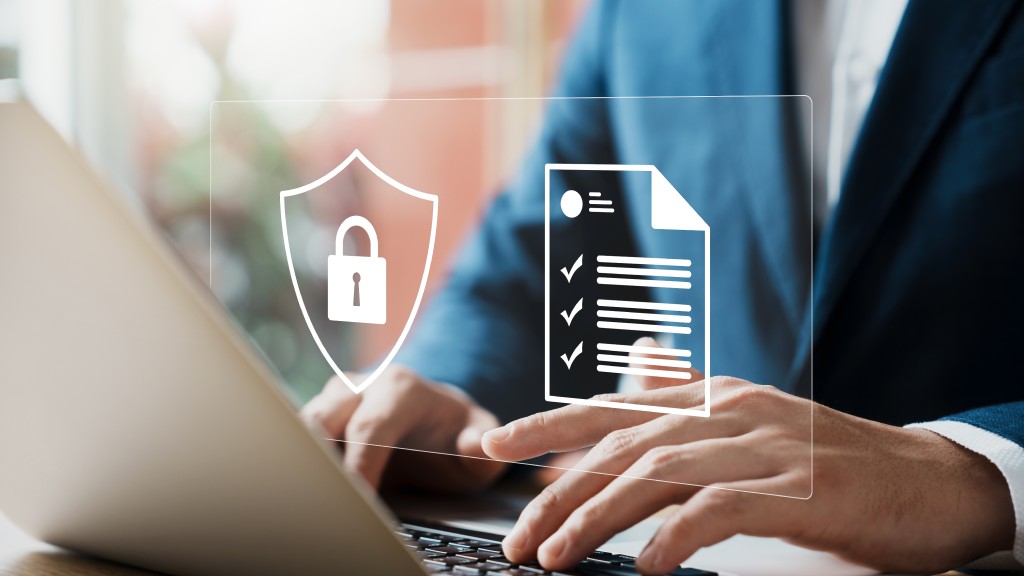 Pessoa de terno azul digitando em notebook com ícones digitais de cadeado e documento, representando dicas de segurança contra vazamento de dados.