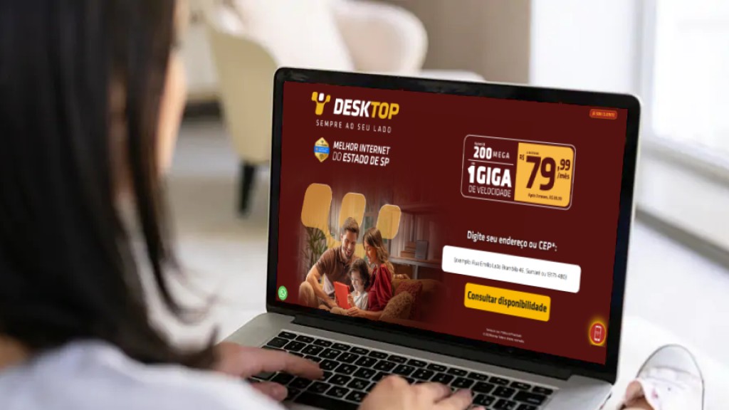 Pessoa navegando na loja online da Desktop para contratar um plano de internet fibra óptica.