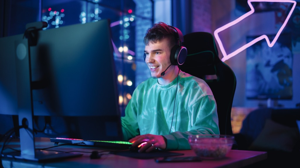 Rapaz gamer de blusa verde e headphones pretos sentado em setup com luzes rosa, roxa e azul, conectado à internet com boas taxas de download e upload.