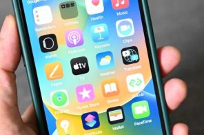 Celular iPhone exibindo na tela a biblioteca de apps baixados no aparelho, ilustrando a dúvida sobre como atualizar todos os aplicativos do celular.