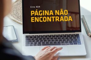 Mulher sentada à mesa navegando em notebook cuja tela indica o Erro 404, com o texto: 