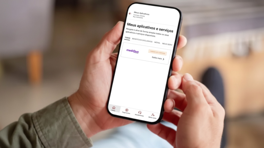 Mãos segurando celular, que exibe na tela a ativação do aplicativo "Mediquo", disponível com a Desktop Internet.