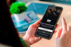 Pessoa segurando celular com o aplicativo HBO Max na tela, disponível nos planos de internet da Desktop.