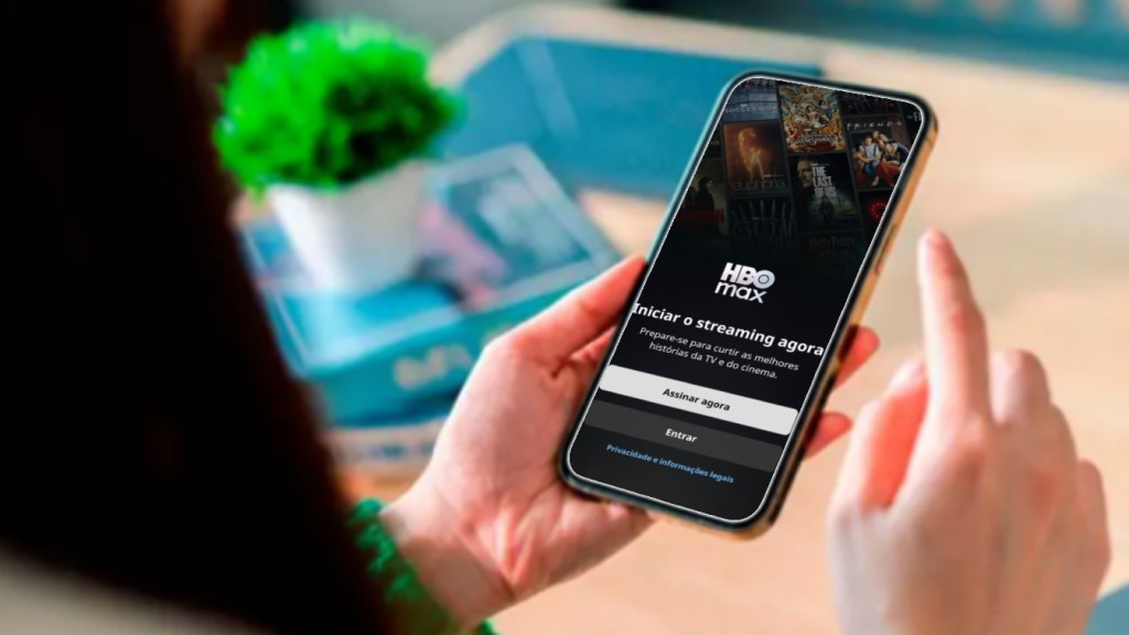 Pessoa segurando celular com o aplicativo HBO Max na tela, disponível nos planos de internet da Desktop.