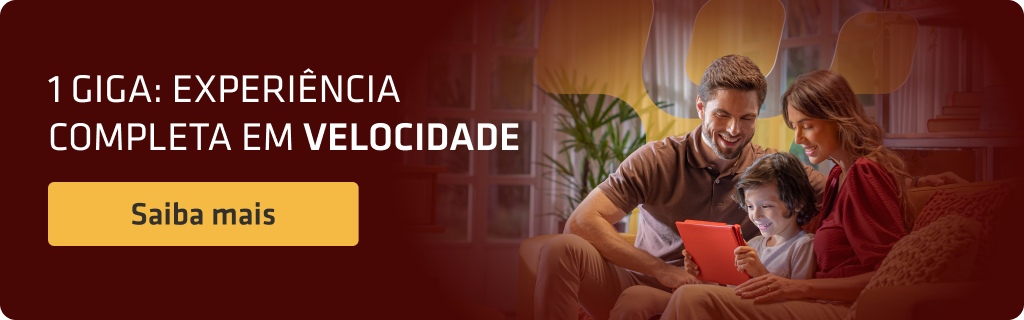 Marido, esposa e filho sentados no sofá e sorrindo enquanto o filho navega no tablet, com fundo vermelho escuro. Ao lado, o texto “1 Giga: experiência completa em velocidade” e o botão amarelo “Saiba mais”.