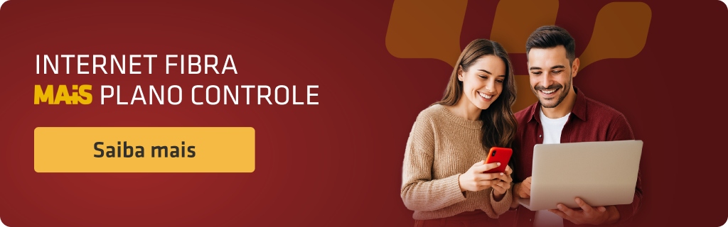 Homem com camisa vermelha segurando um notebook e mulher com blusa marrom segurando um celular, ambos sorrindo diante de um fundo vermelho. Ao lado, o texto “Internet Fibra Mais Plano Controle” e o botão amarelo “Saiba mais”.