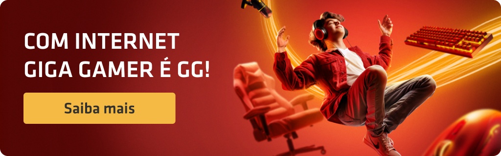 Rapaz gamer usando headphones, flutuando ao lado de equipamentos como cadeira, teclado e fone, com fundo vermelho. Ao lado, o texto “Com internet Giga Gamer é GG” e o botão amarelo “Saiba mais”.