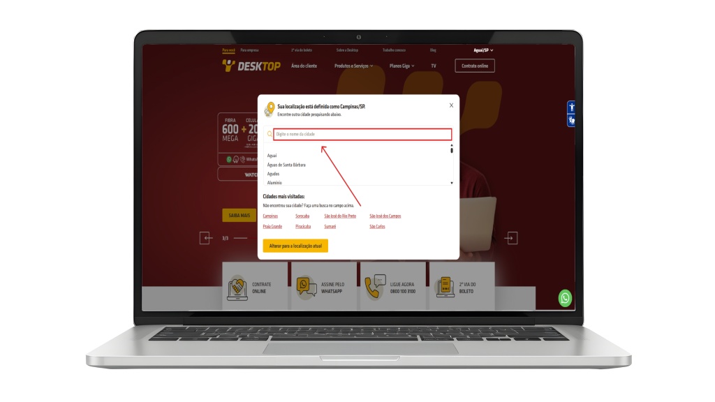 Notebook exibindo na tela o componente seletor de cidade na página inicial do site da Desktop.