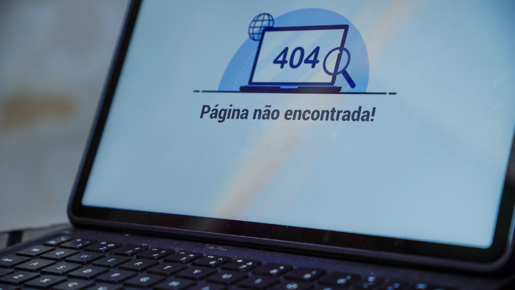 Close-up na tela de um notebook, que exibe o Erro 404 e uma mensagem de "Página não encontrada".