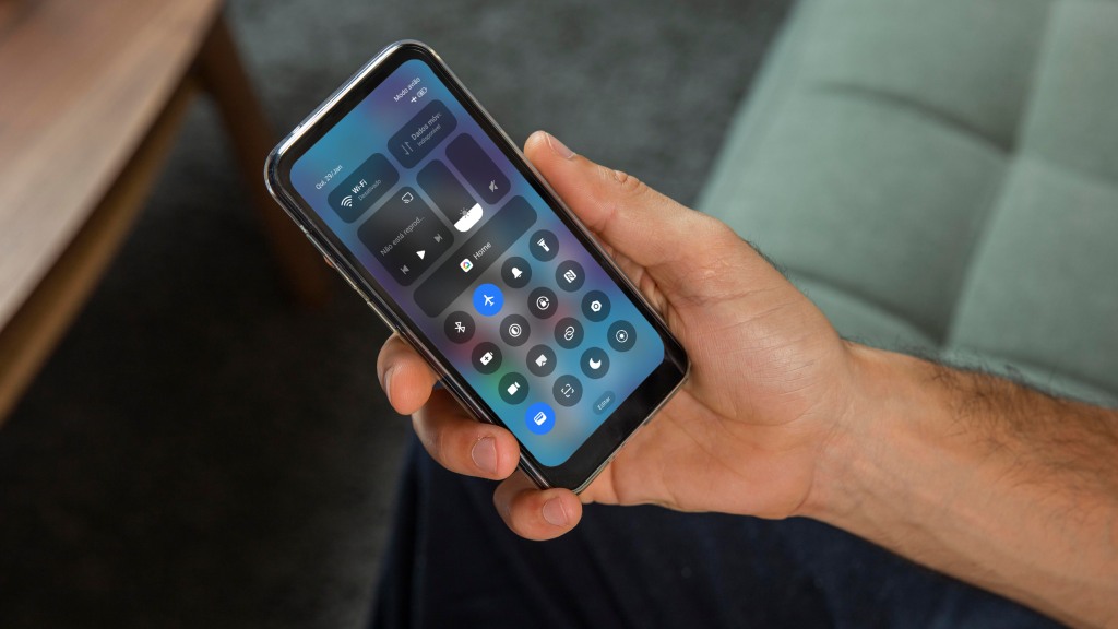 Mão segurando celular Android, que exibe na tela o Painel de Controle com o modo avião ativado, indicando que ativar e desativar o modo avião pode ajudar quando dados móveis não funcionam;