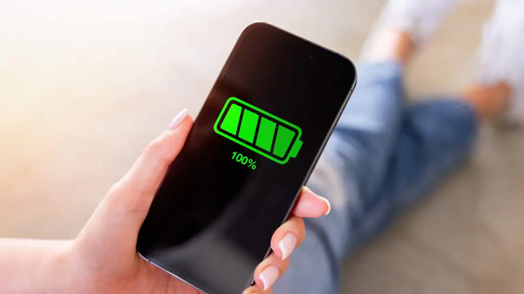 Imagem mostra celular com 100% da bateria completa, simbolizando dicas para preservar a bateria do celular.