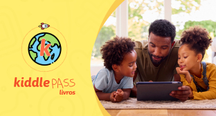 Banner com um homem adulto e duas crianças acessando conteúdo em um tablet à direita e, à esquerda, um globo com a letra “K” e o texto “Kiddle Pass Livros”, indicando o app parceiro da Desktop Internet.