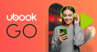 Banner com mulher de camisa cinza sorrindo, segurando um celular e usando headphones verdes, com ícone de play ao lado. À esquerda, o logo do Ubook Go sobre fundo laranja, indicando o app parceiro da Desktop.